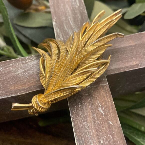 Lot of 2 Vintage Goldtone Brooches Pins both Signed on Bottom - Monet and Sphinx - Picture 8 of 9